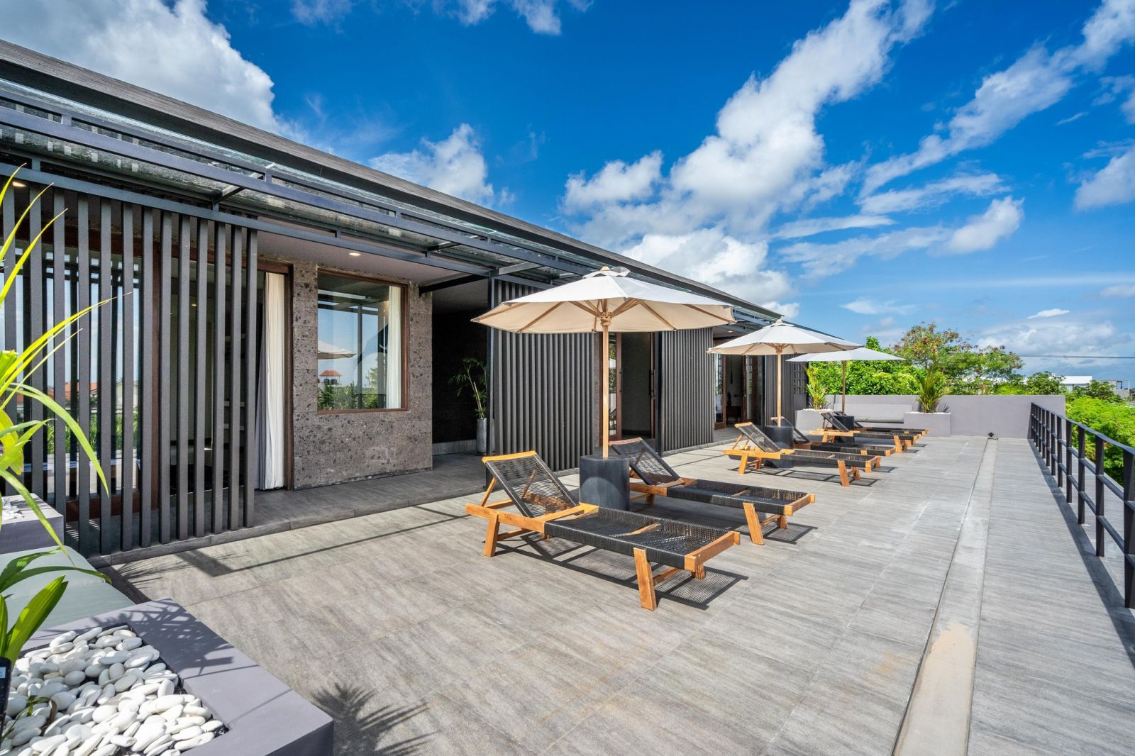 SEMI-INDUSTRIAL BALINESE STYLE VILLA